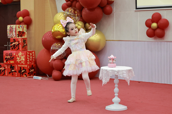 舞蹈《狂欢的芭比》。莫淑雅摄