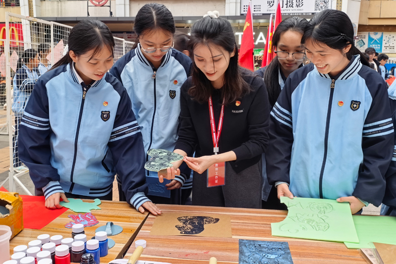 南宁市明天学校老师为同学们讲解拓印的技巧与要点。