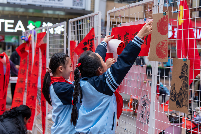 南宁市明天学校学生展示亲手创作的福字、春联作品。