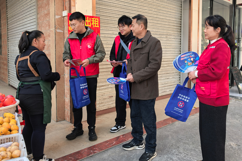 “桑榆”指导员在向群众开展金融安全宣传。