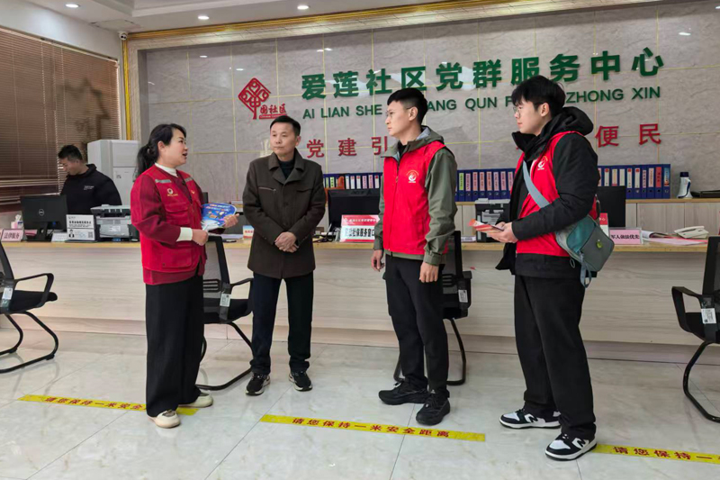 “桑榆”指导员在向群众开展金融安全宣传。