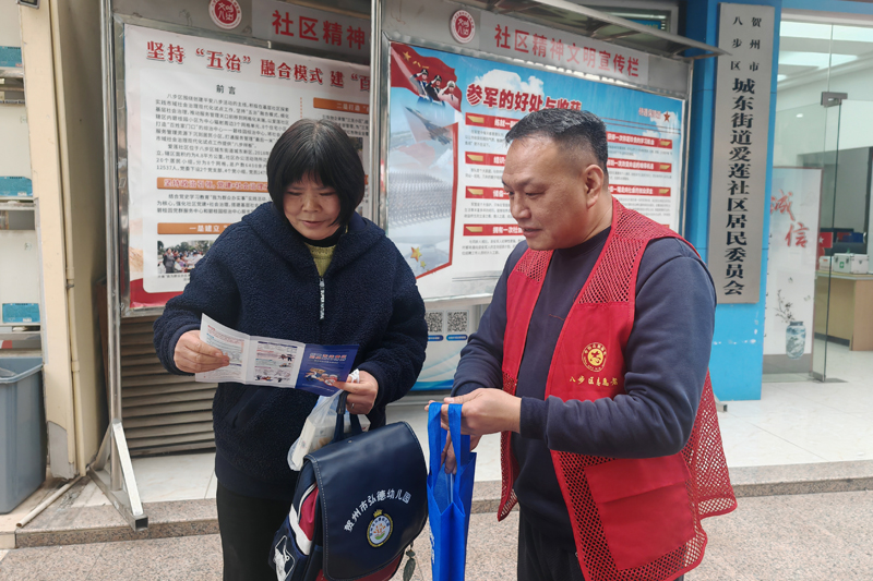 “桑榆”指导员在向群众开展金融安全宣传。