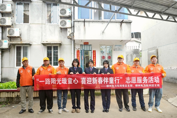 青年志願者合影。莫智堃攝