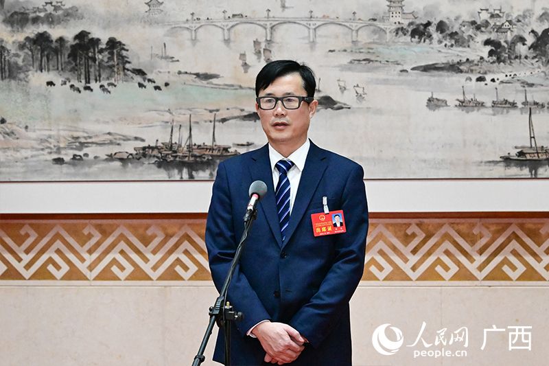 陈志代表在“代表通道”接受采访。人民网记者 雷琦竣摄