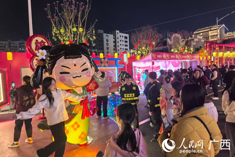 市民游客打卡拍照。人民网 庞惠文摄