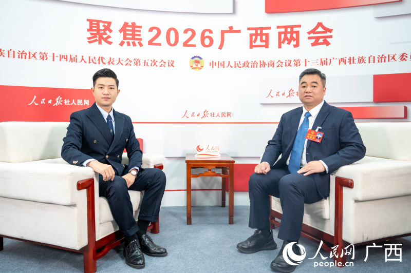 蓝海鹏代表（右）接受专访。人民网记者 严立政摄