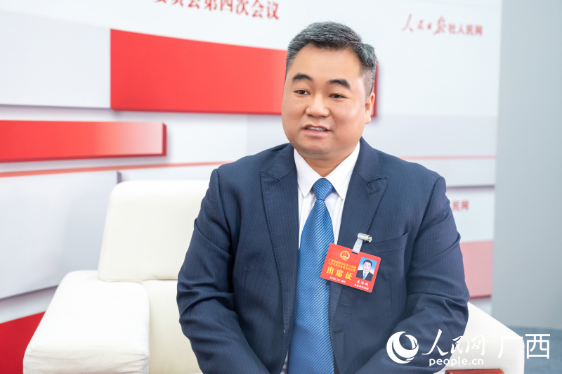 蓝海鹏代表接受专访。人民网记者 严立政摄