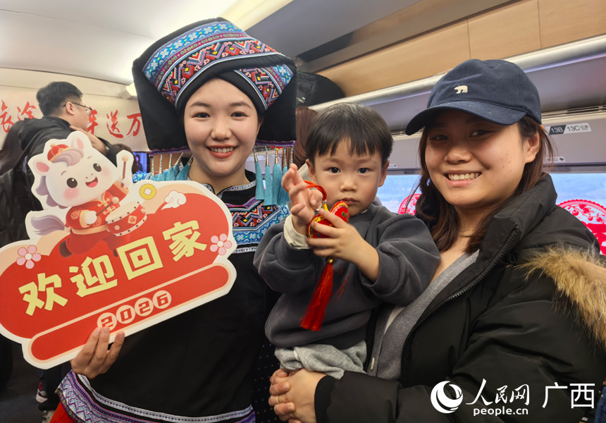 D8461次列车工作人员给旅客送福。