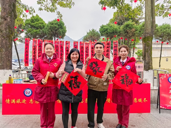 工作人员为司乘人员送上新春祝福。