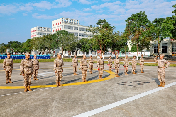 司号教练员现场进行教学示范。马腾飞摄