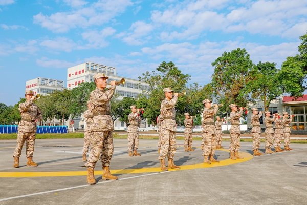 參訓學員在教練員的指揮下進行軍號吹奏練習。馬騰飛攝