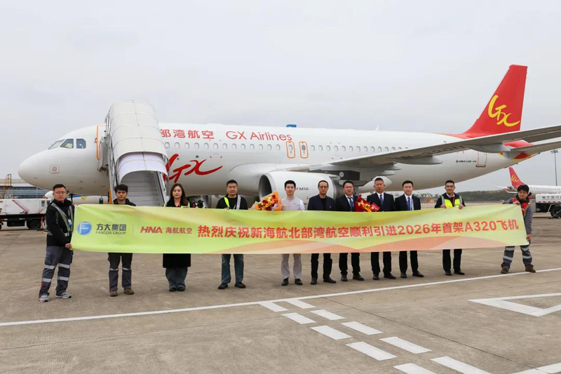 北部湾航空董事长高育昆与机组成员合影。黎莉娜摄