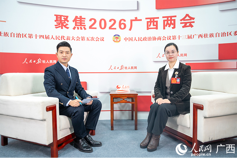 钟莺代表(右)接受人民网专访。人民网记者 严立政摄