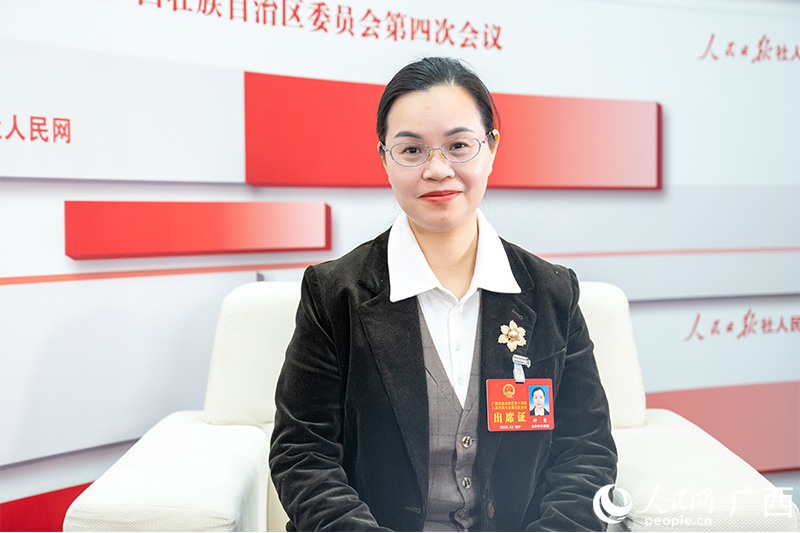 钟莺代表(右)接受专访。人民网记者 严立政摄