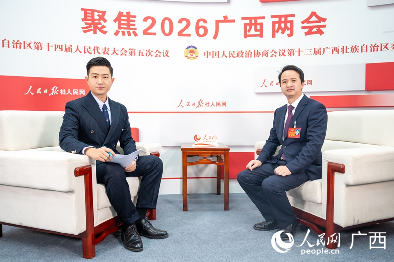 張海兵代表（右）接受專訪。人民網記者 嚴立政攝