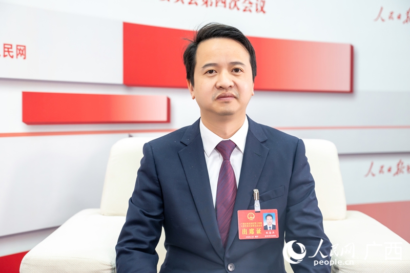 張海兵代表接受專訪。 人民網記者 嚴立政攝