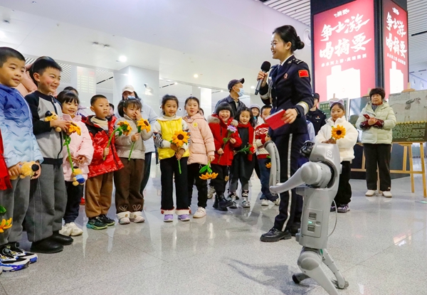 护航铁路春运安全的机器狗向旅客作揖拜年。郑长贤摄