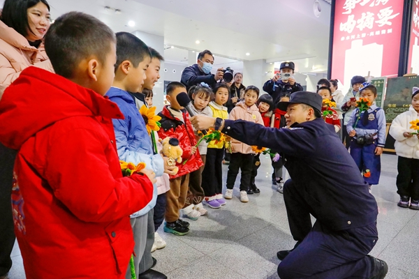 铁路公安民警与旅客开展出行安全互动问答。郑长贤摄
