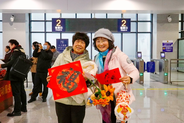 旅客在桂林站候车室接“福”回家。郑长贤摄