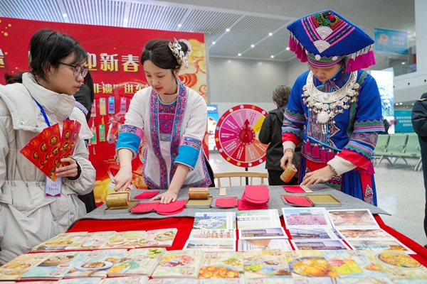 旅客自己动手制作纪念红包。张艺霖摄