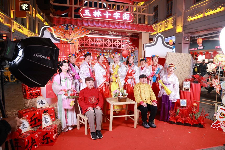 正在拍攝合照的市民游客