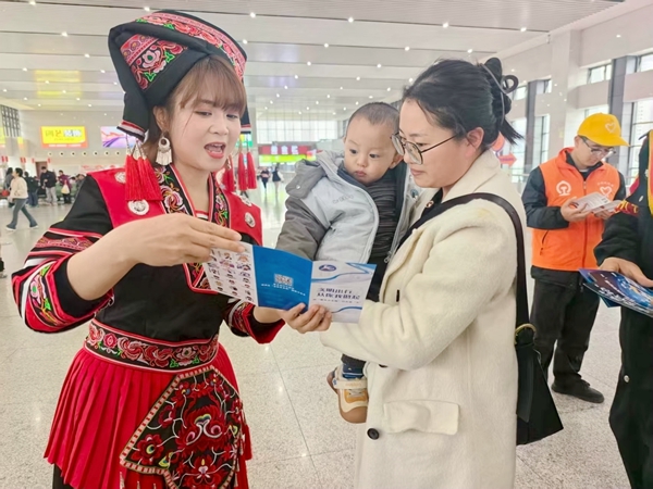 玉林車務段在貴港站組織開展民族團結宣傳和文明出行宣傳。卓家貴攝