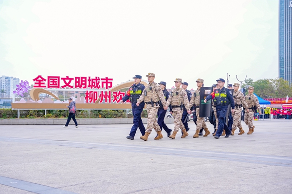 武警官兵與駐地公安部門開展聯勤武裝巡邏。賴治華攝