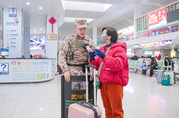 武警官兵為旅客指引方向。賴治華攝