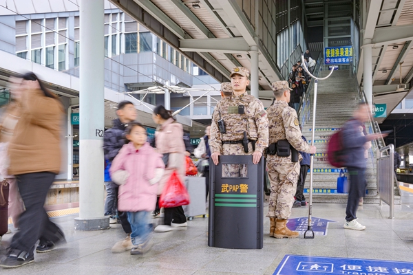武警官兵在站台定點警戒。賴治華攝