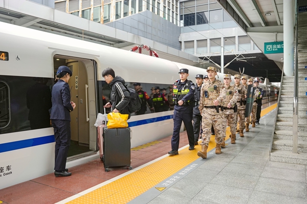 武警官兵與駐地公安部門在站台巡邏。賴治華攝