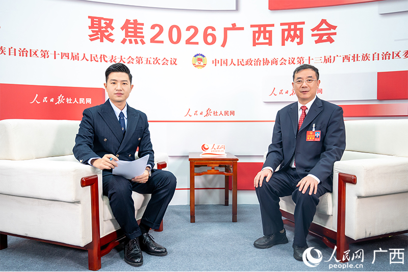 陳亮代表（右）接受人民網專訪。人民網記者 嚴立政攝