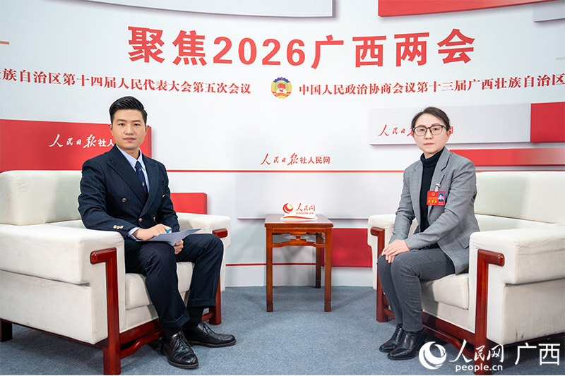 周晓玲代表（右）接受人民网专访。人民网记者 严立政摄