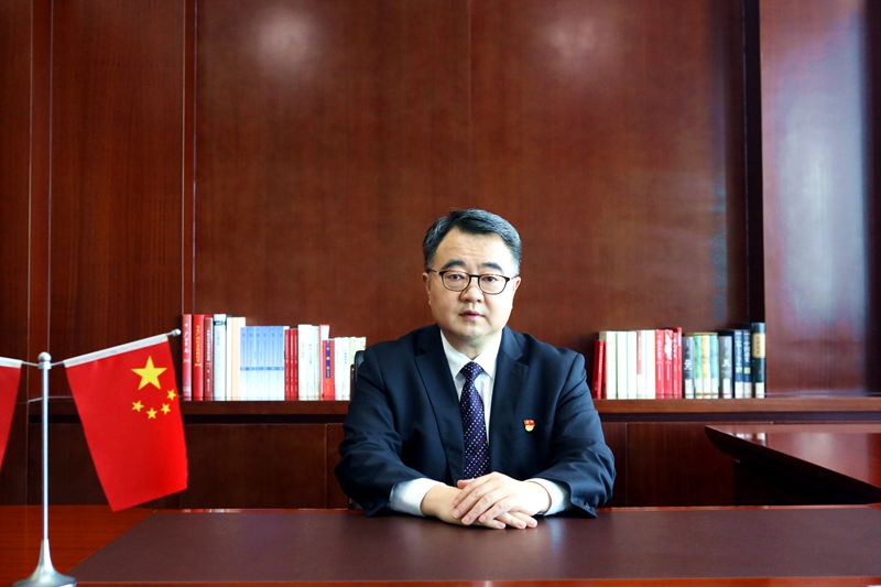 羅軍委員接受專訪。廣西農商聯合銀行供圖