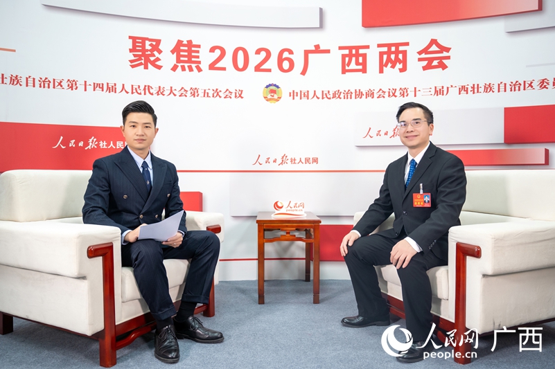 梁展凡代表（右）接受專訪。人民網記者 嚴立政攝