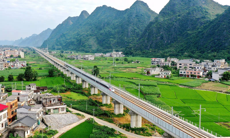 新型復興號動車組行駛在貴南高鐵廣西都安瑤族自治縣境內。