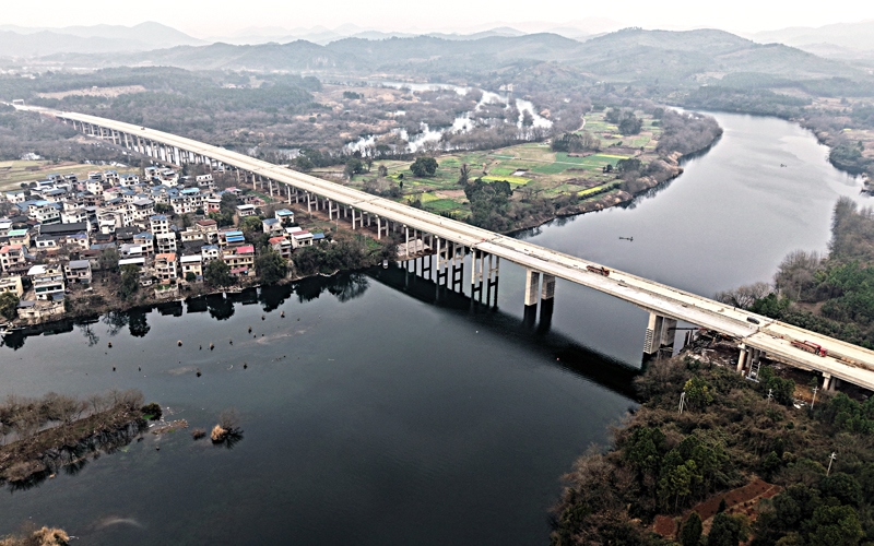 湘江特大橋，雄姿畢現，如巨龍飛架於湘江之上。鄧興旺攝