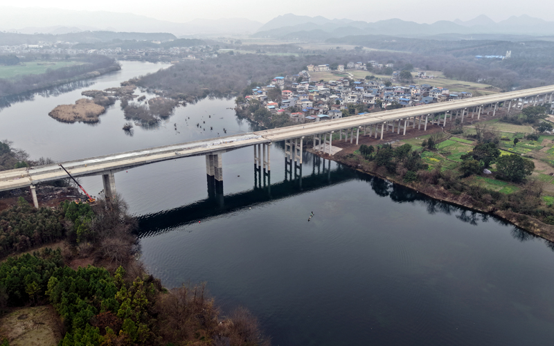 湘江特大橋，雄姿畢現，如巨龍飛架於湘江之上。鄧興旺攝