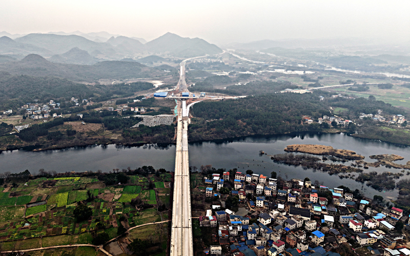 湘江特大橋，雄姿畢現，飛架兩岸，溝通南北。鄧興旺攝