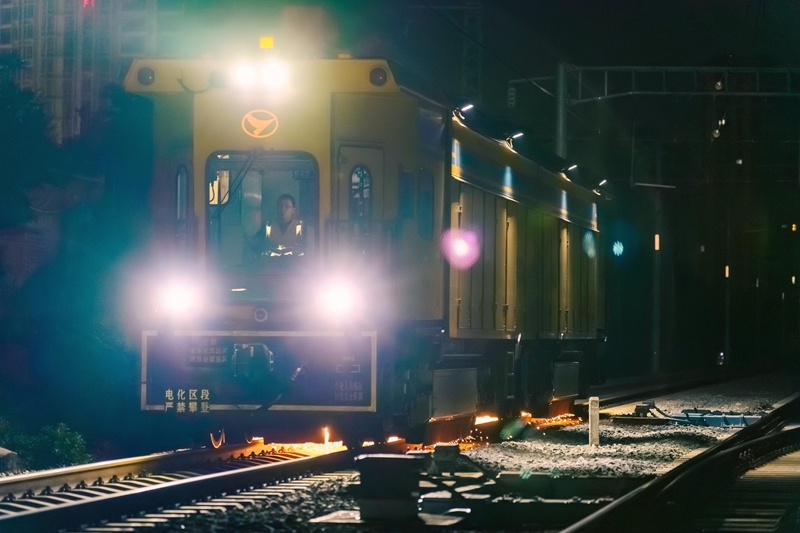 鋼軌打磨車正在按計劃開展打磨施工。梁嘯彬攝