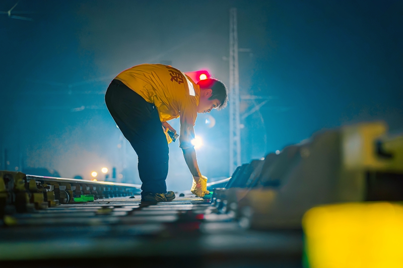 作業人員正在檢查鋼軌技術狀態。梁嘯彬攝