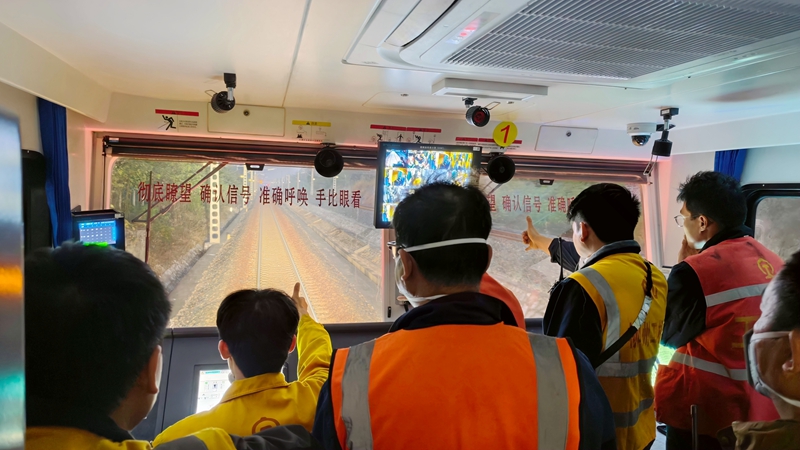 圖四：作業人員正在鋼軌打磨車駕駛室內作業。梁嘯彬攝