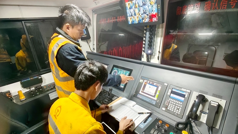 圖五：作業人員正在操作鋼軌打磨車作業。梁嘯彬攝