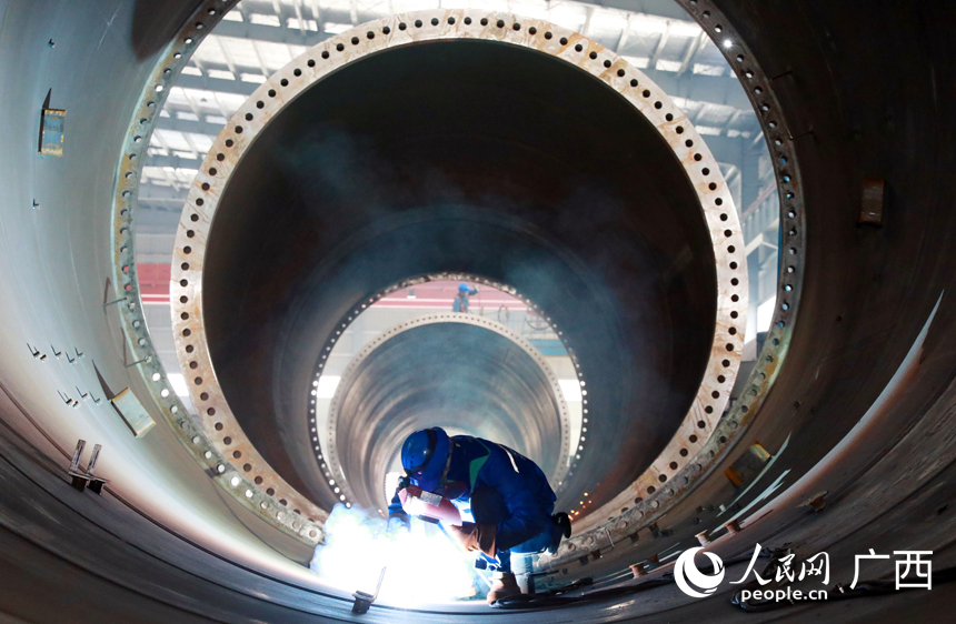 工人正在進行風電塔筒單節內的焊接作業。