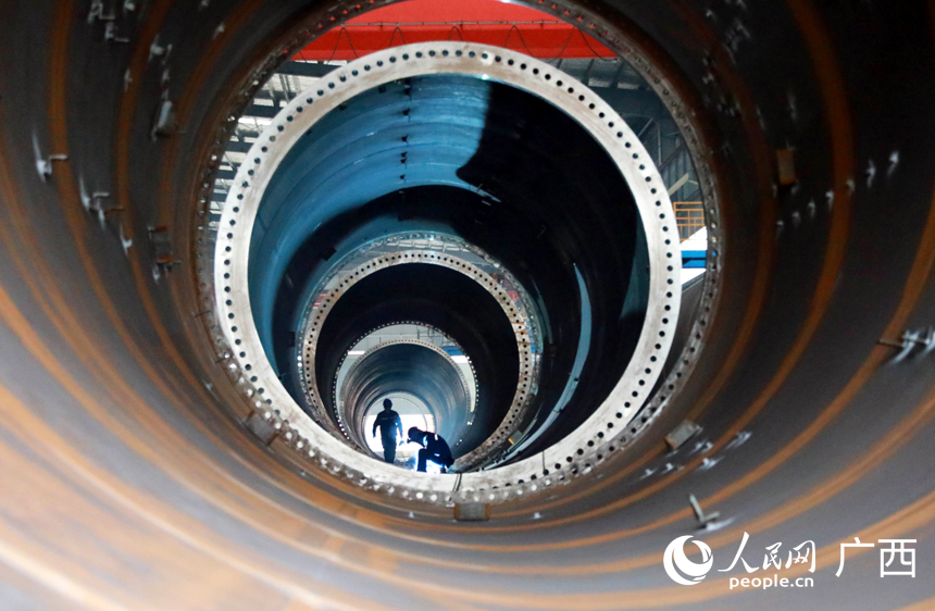 工人正在進行焊接作業。