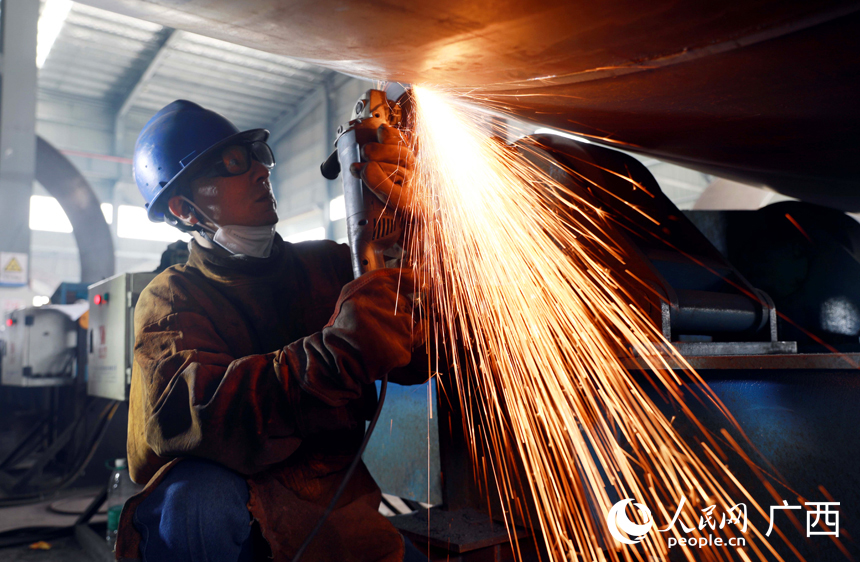 工人正在對風電塔筒進行打磨。