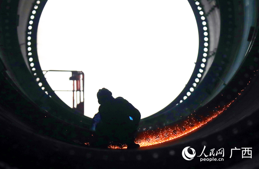 工人正在進行風電塔筒單節內的焊接作業。