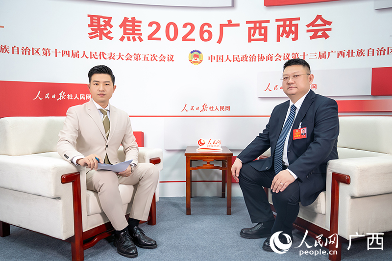 蒋斌委员(右)接受专访。人民网记者 严立政摄