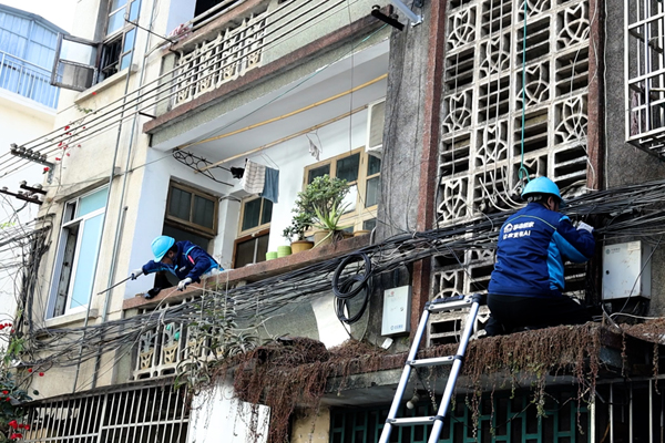 施工人員在陶瓷廠小區整改線纜。