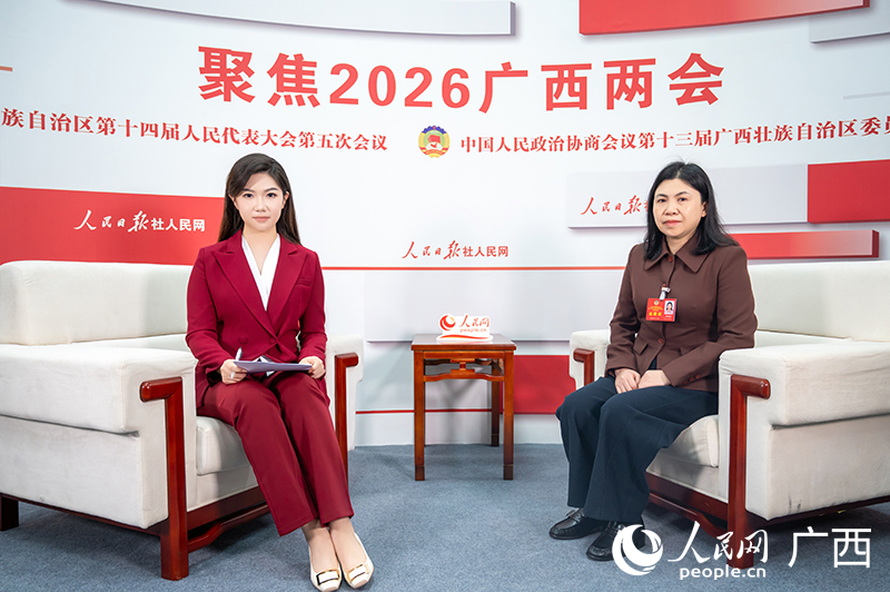 黄艳霞委员(右)接受专访。人民网记者 严立政摄