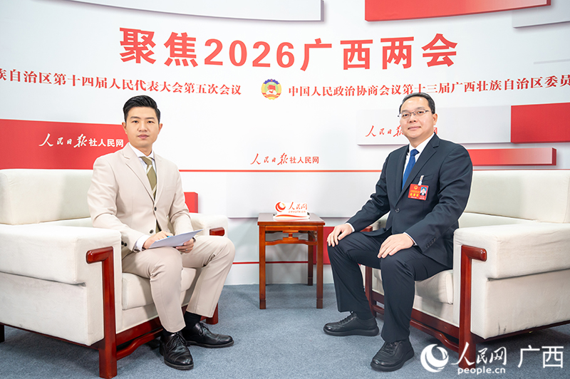 韦家甫代表（右）接受人民网专访。人民网记者 严立政摄